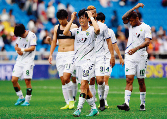10월 6일 인천 축구전용경기장에서 열린 ‘하나원큐 K리그1 2019’ 인천유나이티드와 전북 현대모터스의 경기에서 0-0 무승부를 기록한 뒤 전북 선수들이 아쉬워하고 있다. [스포츠동아]