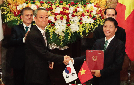 지난해 3월 베트남 하노이 주석궁에서 열린 양해각서(MOU) 체결 및 공동기자회견에서 당시 백운규 산업통상자원부 장관(앞줄 왼쪽)과 쩐 뚜엉 아잉 베트남 산업통상장관이 MOU에 서명한 뒤 악수하고 있다. [원대연 동아일보 기자]