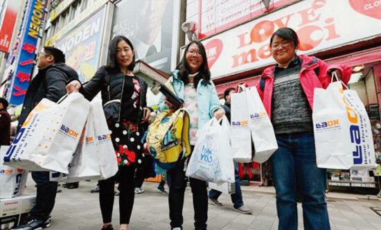 일본 도쿄 한 상점에서 쇼핑하고 나온 중국인 관광객들. [글로벌타임스]