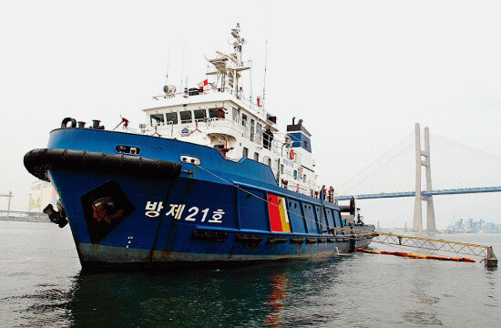 9월 27일 평택해경 방제21호가 서해대교 부근에서 방제훈련을 하고 있다. [사진 제공 ·평택해양경찰서]