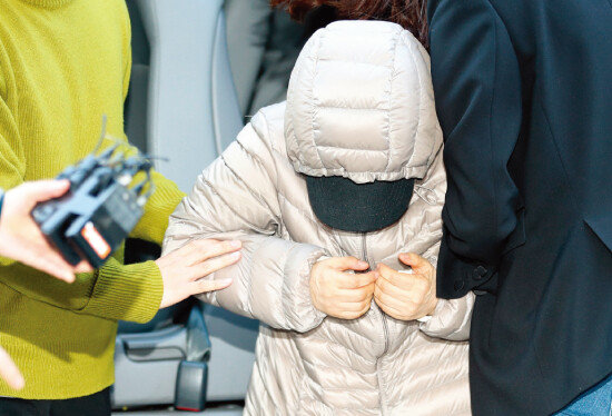 14개월 된 영아를 학대하는 등 아동복지법 위반 혐의를 받는 김모 씨가 4월 8일 오전 서울 양천구 서울남부지방법원에서 열리는 영장실질심사에 출석하고 있다. [뉴스1]