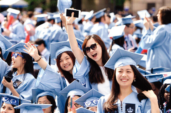 중국인 유학생들이 미국 컬럼비아대 졸업식에서 졸업을 축하하고 있다. [글로벌타임스]
