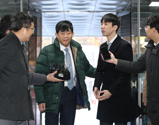 2019년 12월 2일 여객자동차운수사업법 위반 혐의로 기소된 이재웅 쏘카 대표(가운데)와 박재욱 VCNC 대표(오른쪽)이 서울 서초구 서울중앙지방법원에서 열린 1차 공판에 출석하고 있다. [뉴스1]