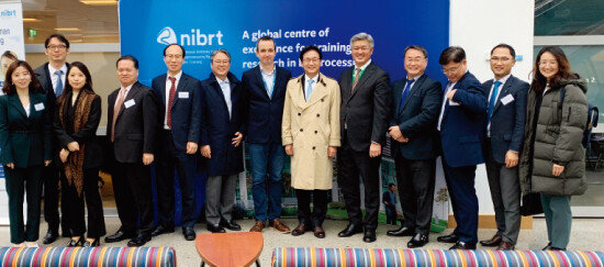 지난해 11월 8일 원희목 한국제약바이오협회 회장(오른쪽에서 여섯 번째)을 비롯한 협회 임직원과 아일랜드 정부의 해외투자 유치 전담기관 IDA, NIBRT 등 관계자들이 간담회를 갖고 기념촬영을 하고 있다. [사진 제공 · 한국제약바이오협회]