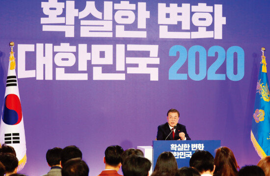 문재인 대통령이 1월 14일 청와대 영빈관에서 신년 기자 간담회를 하고 있다. [청와대사진기자단]