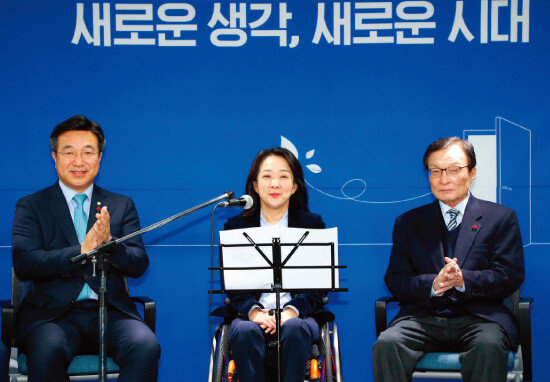 더불어민주당은 지난해 12월 26일 2020년 총선을 대비한 ‘영입 인재 1호’로 최혜영 한국 장애인식개선교육센터 센터장(40  ·  가운데)을 발탁했다. [동아DB]