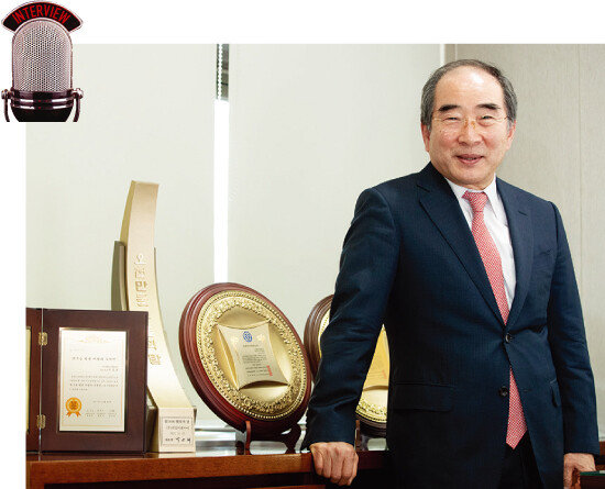 매년 300억원이 넘는 매출을 올리며 탄탄한 기업을 일구고 있는 이정빈 대표. [지호영 기자 f3young@donga.com]