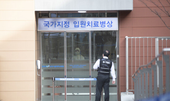 신종 코로나바이러스감염증 4번째 확진환자가 입원해 있는 분당서울대병원 국가지정입원치료병상. 외부인 출입이 철저히 제한되며 의료진은 방호복을 착용하고 출입한다. [지호영 기자]