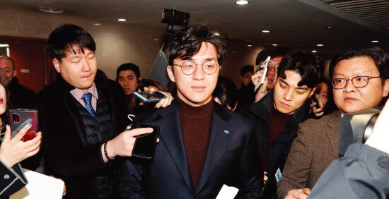 미투(Me Too) 의혹이 불거진 더불어민주당 ‘인재 영입 2호’ 원종건 씨(가운데)가 1월 28일 국회에서 기자회견을 마친 뒤 빠져나가고 있다. 원씨는 기자회견에서 “올라온 글은 사실이 아니지만 파렴치한 사람으로 몰려 참담하다”며 “진실공방 자체가 당에 부담을 드리는 일이라 자연인 신분으로 돌아가겠다”고 밝혔다. [뉴시스]