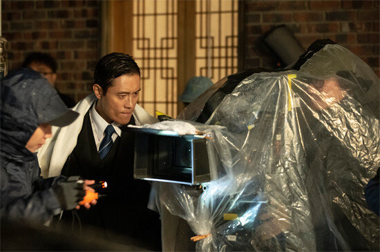 '남산의 부장들' 촬영 중인 이병헌. [사진 제공=쇼박스]