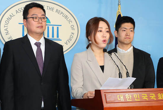 2월 16일 서울 영등포구 여의도동 국회 정론관에서 열린 기자회견에서 천하람 젊은보수 대표(왼쪽)가 미래통합당 합류 선언을 하고 있다. [뉴시스]