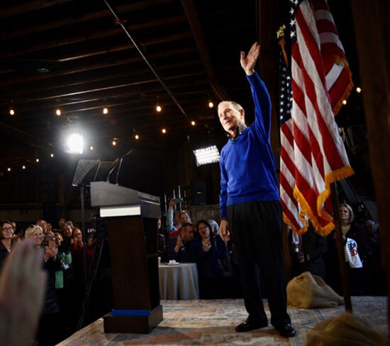 마이클 블룸버그 전 뉴욕시장이 지지자들에게 손을 흔들고 있다. [블룸버그 페이스북]