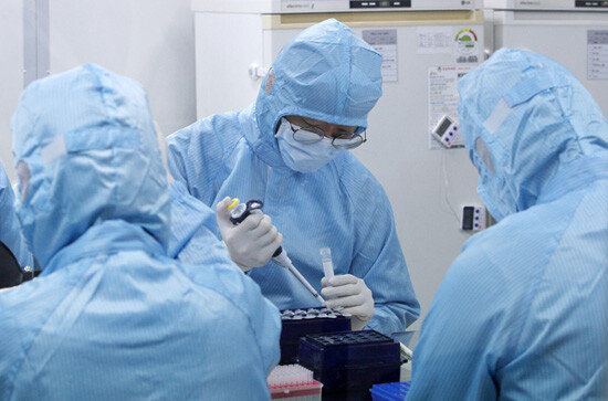 코로나19 진단시약 제조업체 코젠바이오텍 연구원들이 허가 받은 진단시약을 제조하고 있다. [뉴시스]