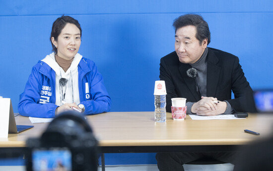 3월 12일 서울 광진구 자양동 고민정 더불어민주당 광진을 후보 선거사무소에서 이낙연 후보가 고민정 후보와 합동 유튜브 라이브 방송을 하고 있다. [지호영 기자]