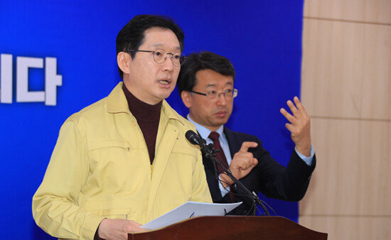 김경수 경남도지사가 3월 8일 코로나19로 침체된 경제를 살리기 위해 전 국민 재난기본소득 도입을 제안하고 있다. [동아DB]