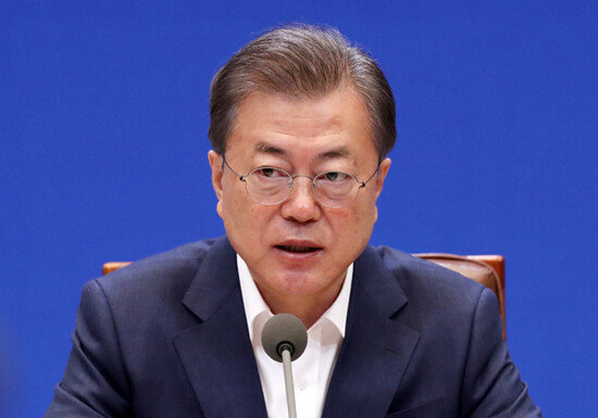 문재인 대통령이 19일 청와대에서 열린 제1차 비상경제회의에 참석해 발언하고 있다. [뉴시스] 