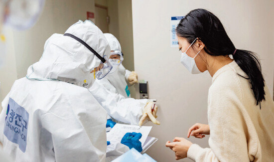 3월 4일 의료진이 서울 광진구 세종대학교 유학생 임시 거주시설을 방문해 중국인 유학생을 대상으로  코로나19 대면 검진을 실시하고 있다. [뉴시스]