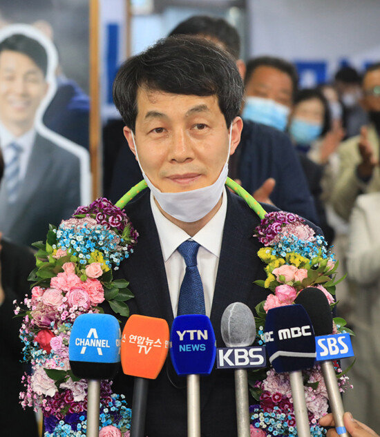 윤건영 더불어민주당 서울 구로을 후보가 4월 15일 오후 구로동 선거사무소에서 21대 국회의원 선거 당선을 확정한 후 꽃목걸이를 걸고 기뻐하고 있다. [윤건영 당선인 캠프 제공]