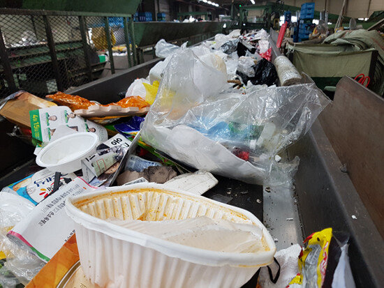 4월 14일 서울 송파구 송파자원순환공원 내 재활용쓰레기 분류 작업장 컨베이어 벨트 위에 배달음식 용기로 쓰인 폐플라스틱 등 쓰레기가 놓여 있다. [최진렬 기자]