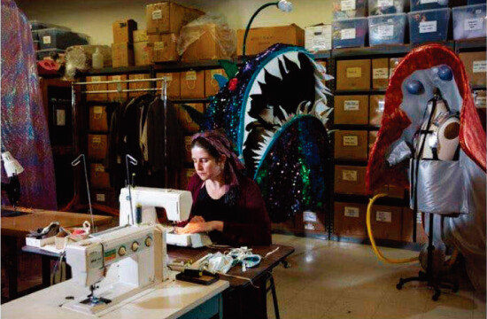 미국 미네소타주 미니애폴리스 오페라극장의 한 의상디자이너가 마스크가 절대적으로 부족한 병원 의료진을 위해 재봉틀로 마스크를 만들고 있다. [뉴욕타임즈]