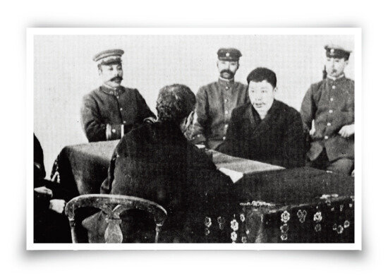 중국 랴오닝성 뤼순감옥에서 안중근 의사가 정근, 공근 두 동생과 홍석구 신부를 만나 유언 하고 있는 모습. [동아DB]