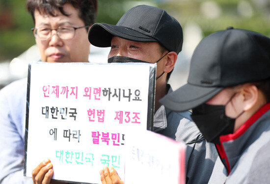 2019년 5월 청와대 앞에서 중국 랴오닝성에서 체포된 탈북민들 중 9살 최모 양의 부모가 탈북민의 강제 북송 중지를 촉구하는 시위를 벌이고 있다. [뉴스1]