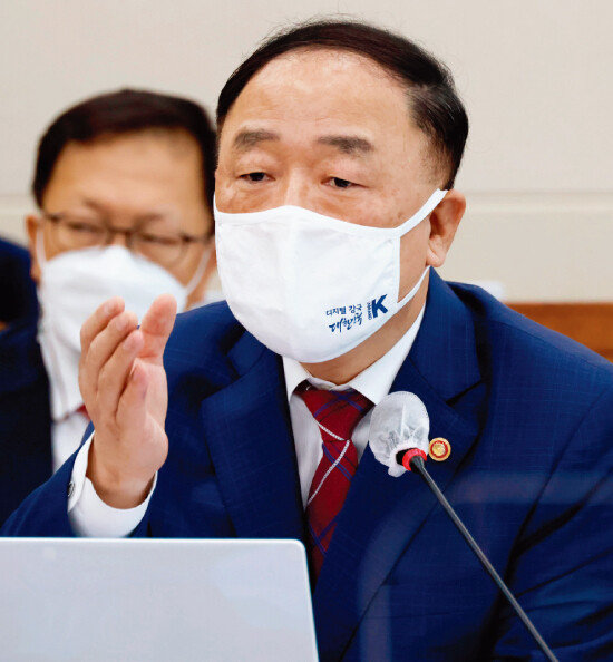 홍남기 경제부총리는 10월 8일 국회 기획재정위원회에서 열린 국정감사에서 장점마을 사태와 관련해 “책임의 주체는 익산시와 전북도에 있다”고 강조했다.  [뉴시스]