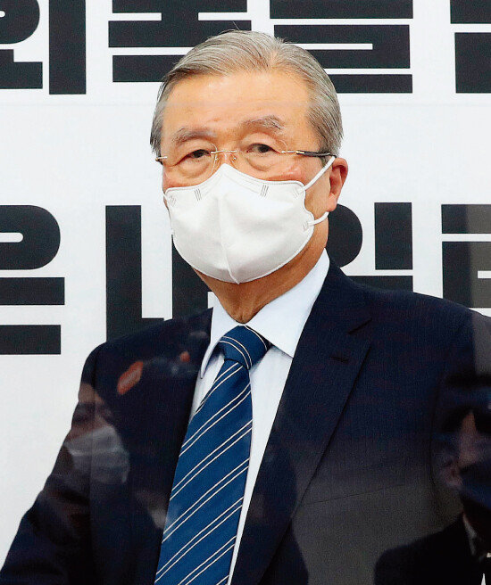 김종인 국민의힘 비상대책위원장이 1월 11일 서울 여의도 국회에서 열린 비상대책위원 회의에 참석하고 있다. [김동주 동아일보 기자]