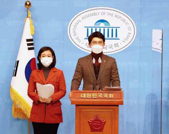 지난해 12월 30일 국회 소통관 기자회견장에서 국민의힘 당내 청년당 청년의힘 공동대표인 김병욱(오른쪽), 황보승희 의원이 ‘16개월 정인이법’ 발의 기자회견을 하고 있다. [동아DB]