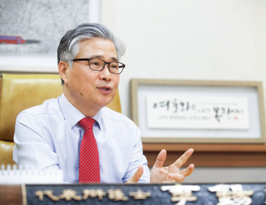 이석환 변호사가 1월 5일 ‘독일헤리티지DLS’ 판매 과정의 문제점을 설명하고 있다. [지호영 기자]