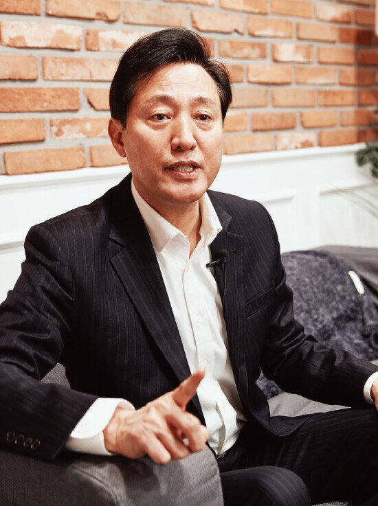 오세훈 전 서울시장이 
서울 영등포구 한 카페에서 공약을 설명하고 있다. [홍중식 기자]
