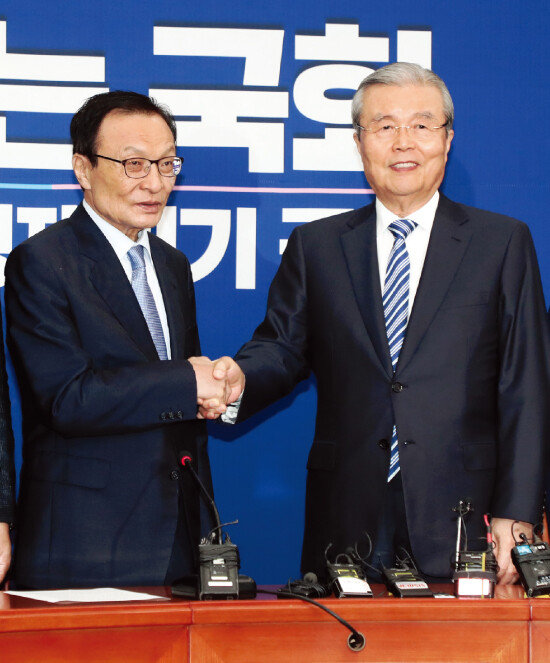 지난해 6월 3일 미래통합당(현 국민의힘) 김종인 당시 비상대책위원장(오른쪽)이 서울 여의도 국회에서 더불어민주당 이해찬 당시 대표와 만나 악수하고 있다. [동아DB]