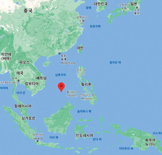 남중국해 스프래틀리 군도(중국명 ‘난사 군도’, 필리핀명 ‘칼라얀 군도’, 베트남명 ‘쯔엉사 군도’)의 분쟁 수역인 ‘휘트선 암초(지도 속 화살표)’. [구글 지도 캡처]