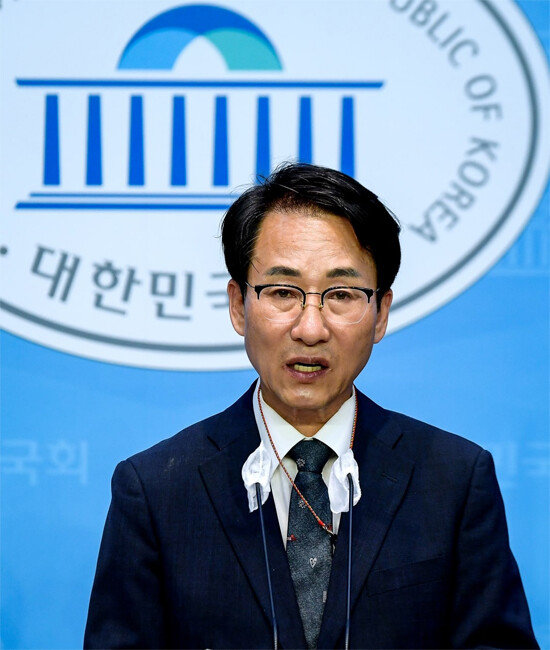 이원욱 더불어민주당 의원이 3일 서울 여의도 국회 소통관에서 기자회견을 열고 당 혁신을 위한 광화문포럼 해체 및 계파정치 종식을 선언하고 있다. [뉴스1]