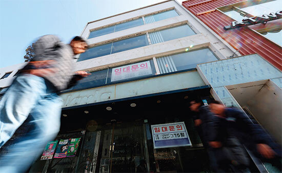 서울 신촌 대학가 꼬마빌딩에 임차인을 찾는 안내문이 붙어 있다. 뉴스1