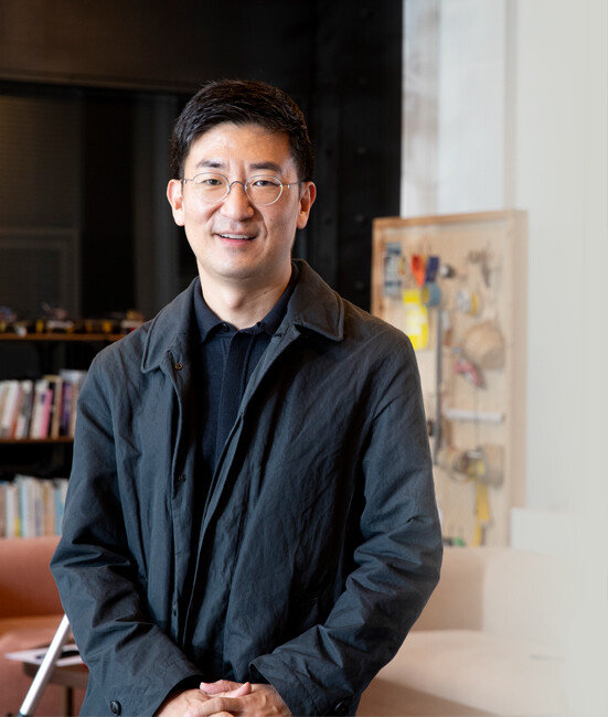 10월 27일 ‘신동아’와 인터뷰하기 전 사진 촬영을 위해 포즈를 취한 김세연 전 미래통합당 의원. [지호영 기자]