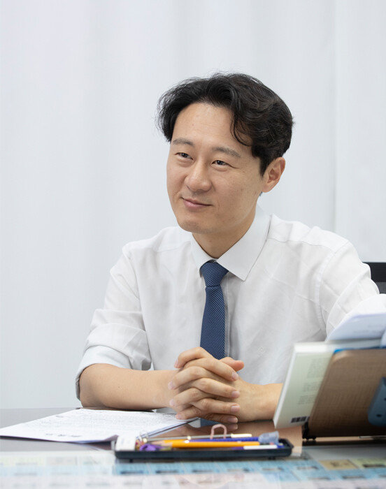 21대 국회의원 임기를 반년여 앞둔 이탄희 의원은 “좌우를 막론하고 증오정치, 반사이익 정치를 멈춰야 한다”며 초지일관 선거법 개혁을 주창했다. [지호영 기자]