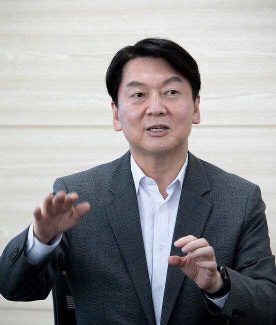 국민의당 안철수 대표가 5월 3일 서울 여의도 국민의당 당사에서 ‘주간동아’와 인터뷰하고 있다. [박해윤 기자]