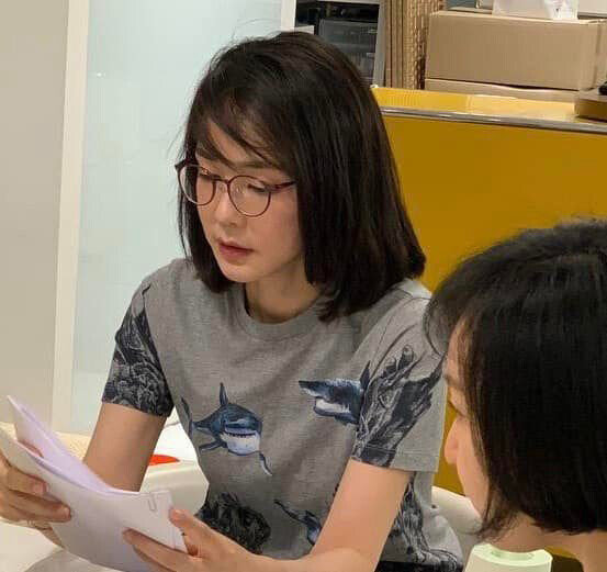 김건희 여사 팬클럽 ‘건희사랑’ 회장을 맡은 강신업 변호사가 5월 17일 페이스북에 공개한 사진. 강 변호사에 따르면 김 여사는 팬들이 선물한 안경을 끼고 업무를 봤다. [페이스북 캡처]