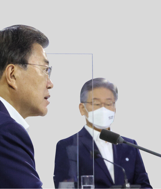 10월 14일 문재인 대통령이 정부 세종컨벤션센터 기획전시실에서 열린 ‘균형발전 성과와 초광역협력 지원전략 보고’에서 모두 발언을 하고 있는 가운데, 그 옆으로 더불어민주당 대선후보로 선출된 이재명 경기지사의 모습이 보인다. [양회성 동아일보 기자]