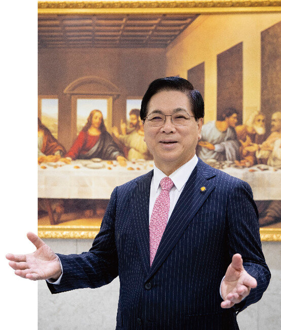 5월 21일이 취임 15주년인 이영훈 여의도순복음교회 담임목사는 세상이 어려울수록 “담을 허물고 가난하고 어려운 사람에게 나아가는 것이 오늘날 기독교의 역할”이라고 말했다. [박해윤 기자]