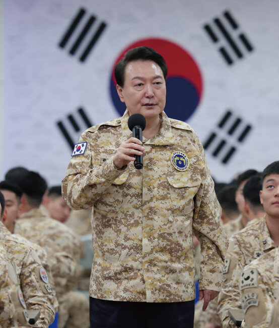 윤석열 대통령이 1월 15일(현지 시간) 국군의 아랍에미리트(UAE) 파병 부대인 아크부대를 찾아 격려하는 자리에서 “UAE의 적은 이란”이라고 발언해 논란을 빚었다. [동아DB]