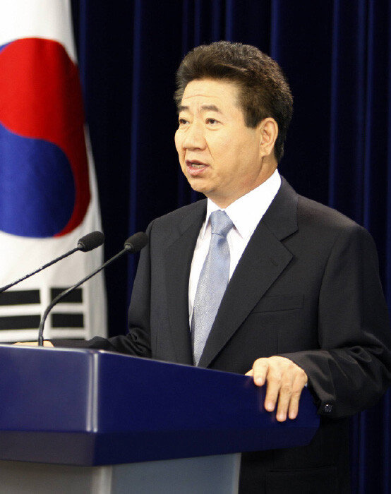노무현 전 대통령이 2007년 10월 23일 청와대에서 대국민담화를 하면서 이라크 ‘자이툰 부대’ 파병 연장 결정을 발표하고 국민들의 이해를 구하고 있다. [동아DB]