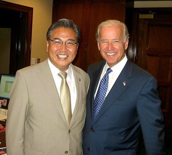 2008년 7월 미국 상원 외교위원장 집무실에서 조 바이든 당시 상원 외교위원장을 만난 박진 의원. [사진제공·박진 의원]
