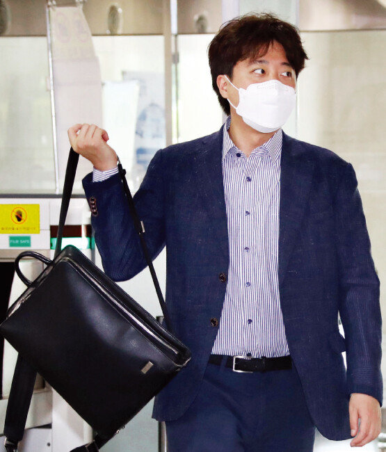 국민의힘 이준석 대표가 6월 13일 서울 영등포구 국회의사당 대표실로 첫 출근을 하고 있다. [사진공동취재단]