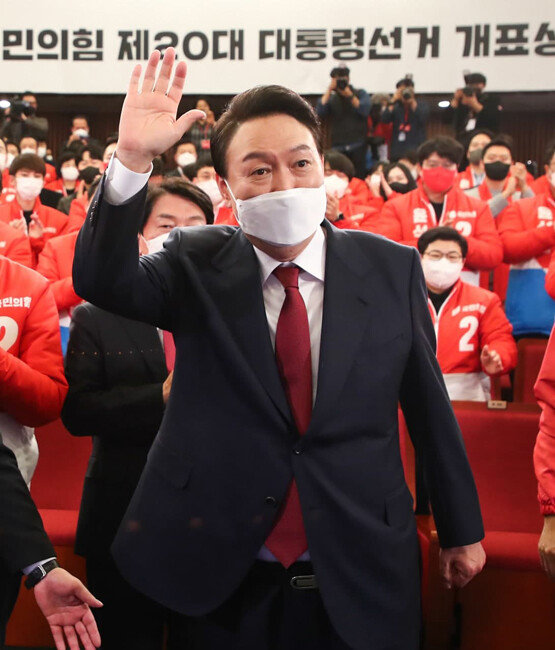 윤석열 대통령 당선인이 3월 10일 국회 도서관에 마련된 국민의힘 개표상황실을 찾아 인사를 하고 있다. [뉴스1]