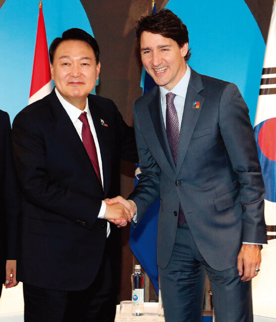 지난해 6월 30일(현지 시간) 
스페인 마드리드 이페마 국제회의장에서 열린 북대서양조약기구(NATO·나토) 정상회의에 참석한 윤석열 대통령(왼쪽)과 쥐스탱 트뤼도 캐나다 총리가 기념 촬영을 하고 있다. [동아DB]