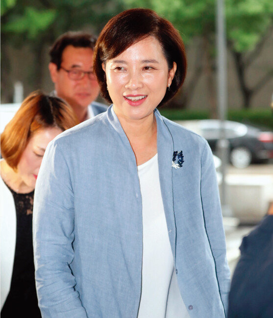 유은혜 사회부총리 겸 교육부장관 후보자가 인사청문회 준비를 위해 9월 3일 서울 여의도 교육시설재난공제회로 출근하고 있다. [동아DB]