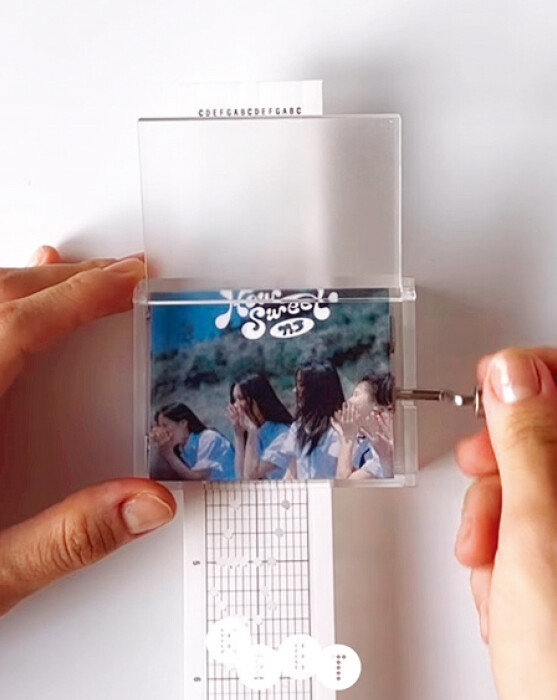 수동 오르골로 연주하는 모습. [인스타그램 키잇 레코드 계정 캡처]