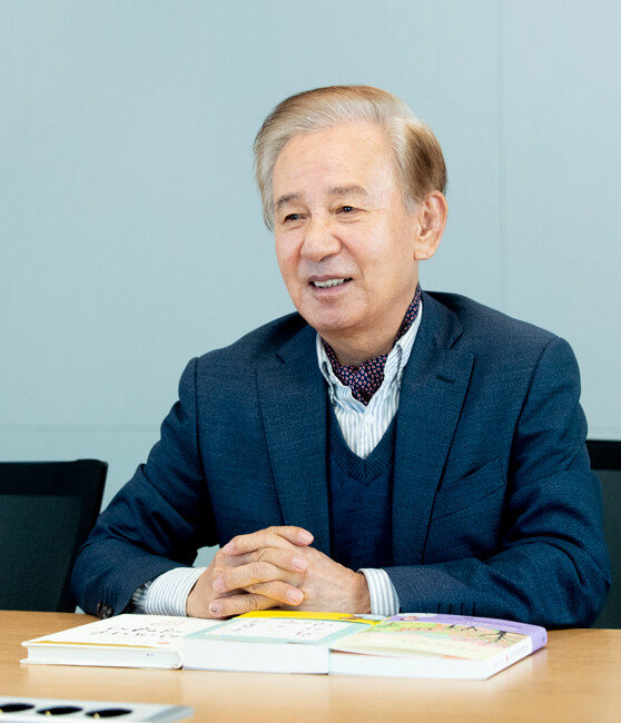 작가 김홍신은 최근 에세이집 ‘자박자박 걸어요’를 출간했다. [지호영 기자]